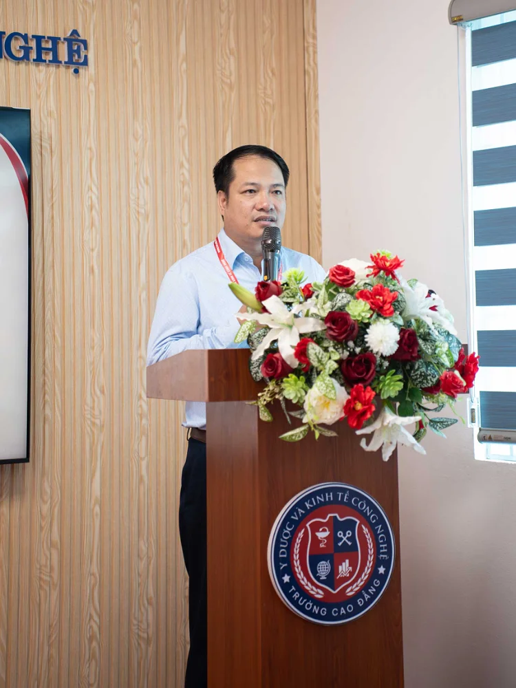 ThS. Phạm Văn Ngưng – Hiệu trưởng Nhà trường phát biểu giao nhiệm vụ tại Hội nghị.