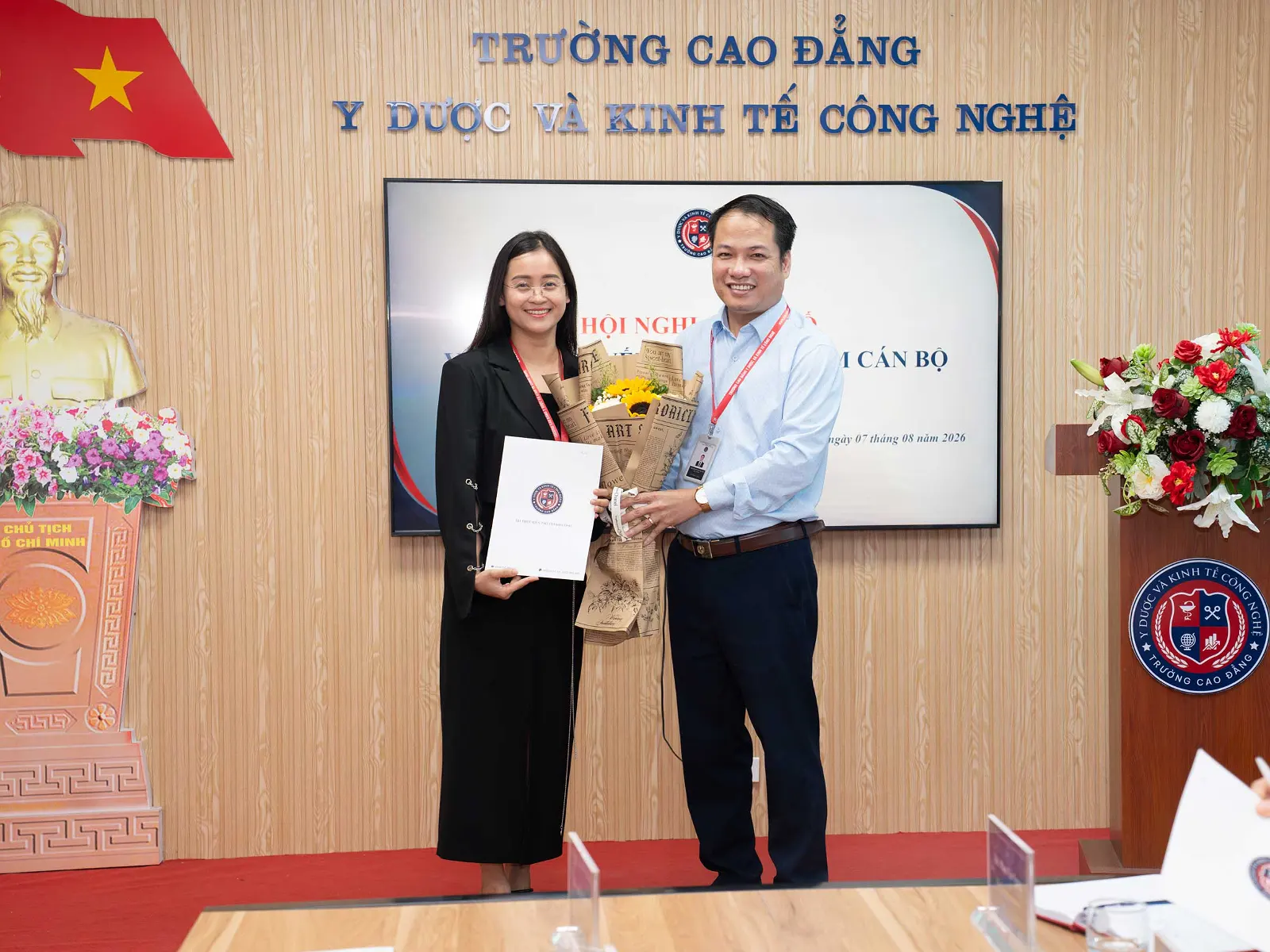 Cô Huy Thị Phương nhận quyết định bổ nhiệm Phó Trưởng phòng Khảo thí và Kiểm định chất lượng.