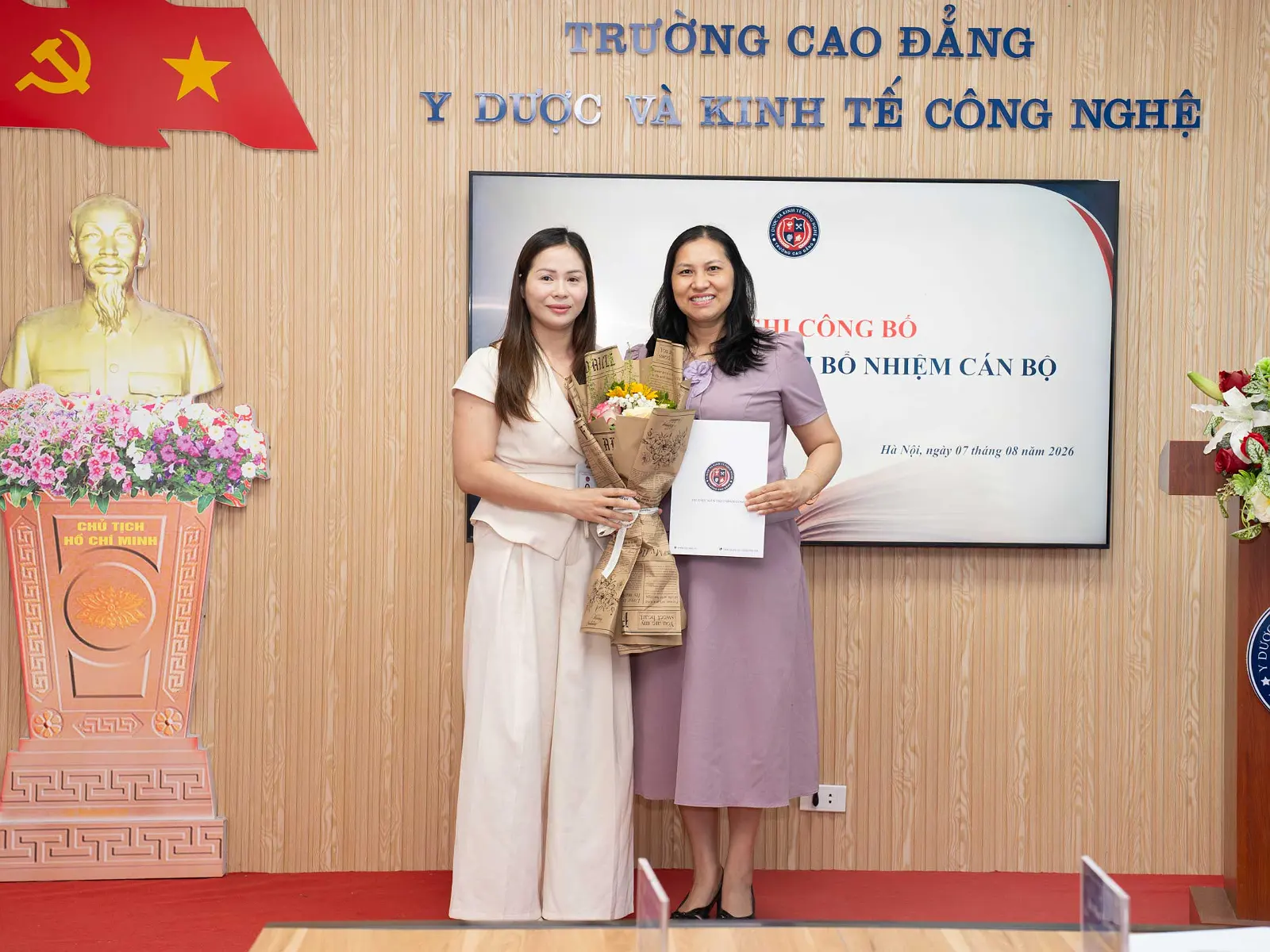 ThS. Trần Thị Tín – Giám đốc Trung tâm Hợp tác Doanh nghiệp, kiêm nhiệm giữ chức Phó Trưởng phòng Tuyển sinh nhận quyết định tại Hội nghị.