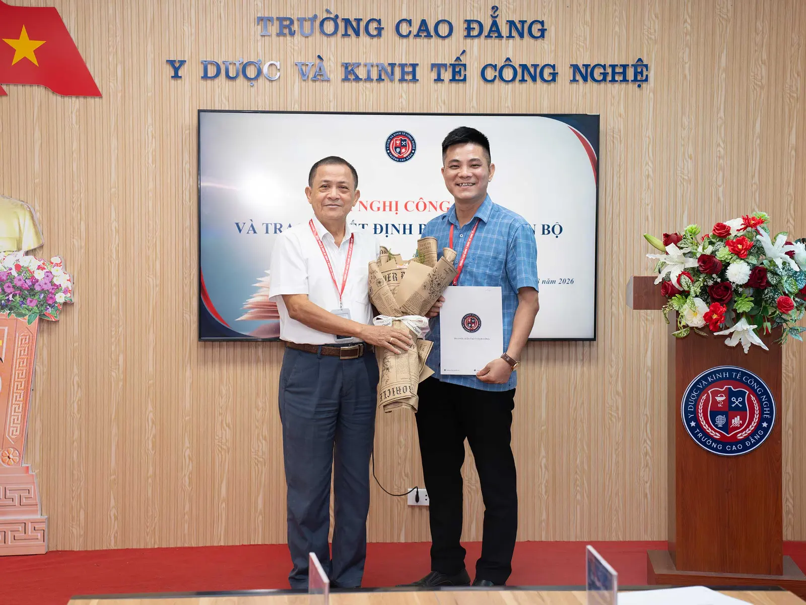 Thầy Nguyễn Hồng Tuyển nhận quyết định bổ nhiệm Trưởng phòng Tổ chức – Hành chính và Truyền thông.
