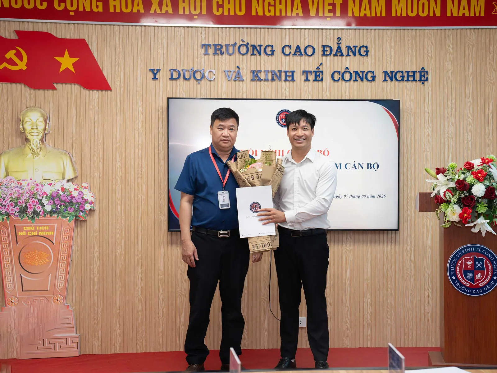 Thầy Nguyễn Xuân Sang nhận quyết định bổ nhiệm Trưởng phòng Khảo thí và Kiểm định chất lượng.