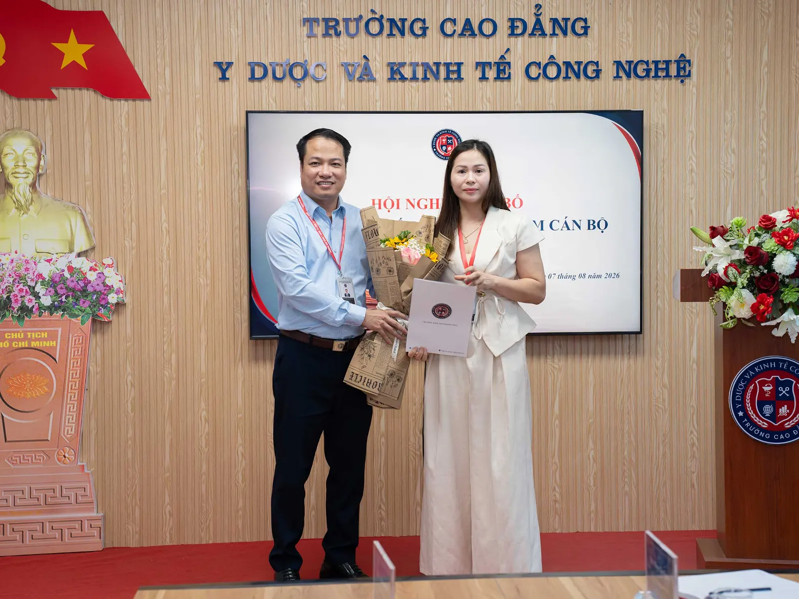 Cô Nguyễn Thị Thanh Hoa – Phó Hiệu trưởng, kiêm giữ chức Trưởng phòng Tuyển sinh nhận quyết định tại Hội nghị.