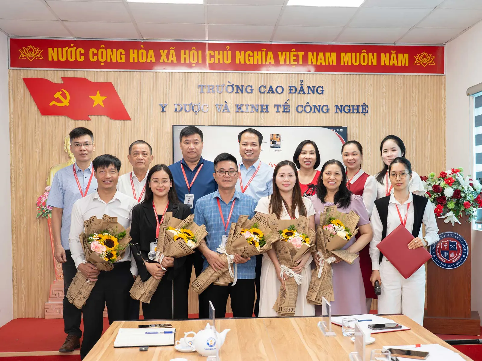 Ban Giám hiệu cùng các cán bộ được giao nhiệm vụ chụp ảnh lưu niệm tại Hội nghị.